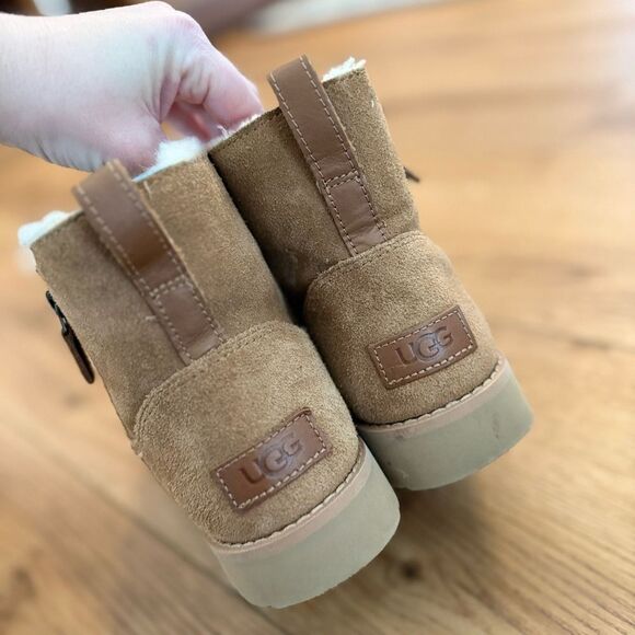 UGG Classic Mini Boots – Size 8, Fur Lined - Picture 4 of 9